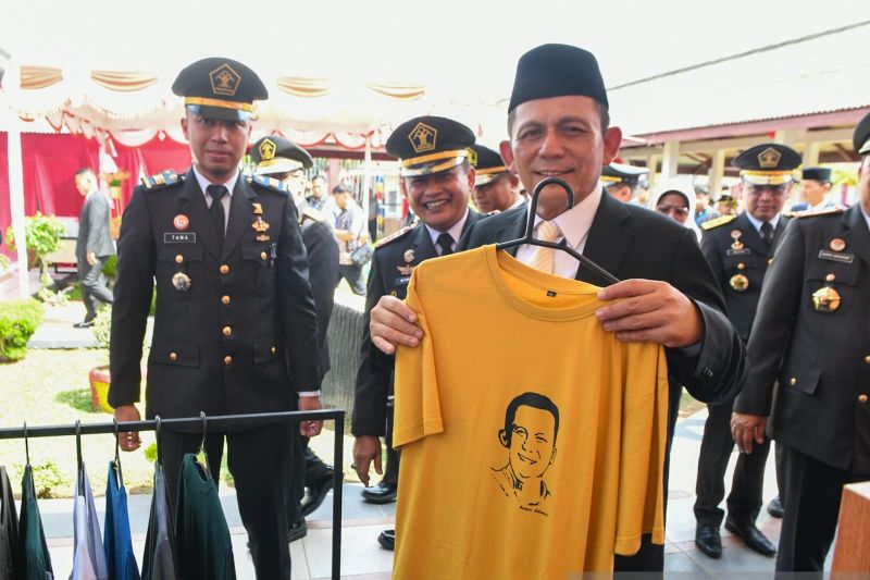 Gubernur Kepri Ansar Ahmad mendapatkan cinderamata kaos sablon bermotif wajahnya karya warga binaan Lapas Kelas IIA Tanjungpinang, Sabtu (17/8/2024). (ANTARA/Ogen)
