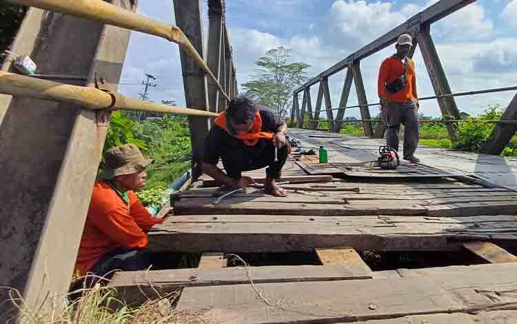 Pemeliharaan rutin jembatan Sei Mentawa di Jalan Kapten Mulyono Sampit. (FOTO: DEWIP)