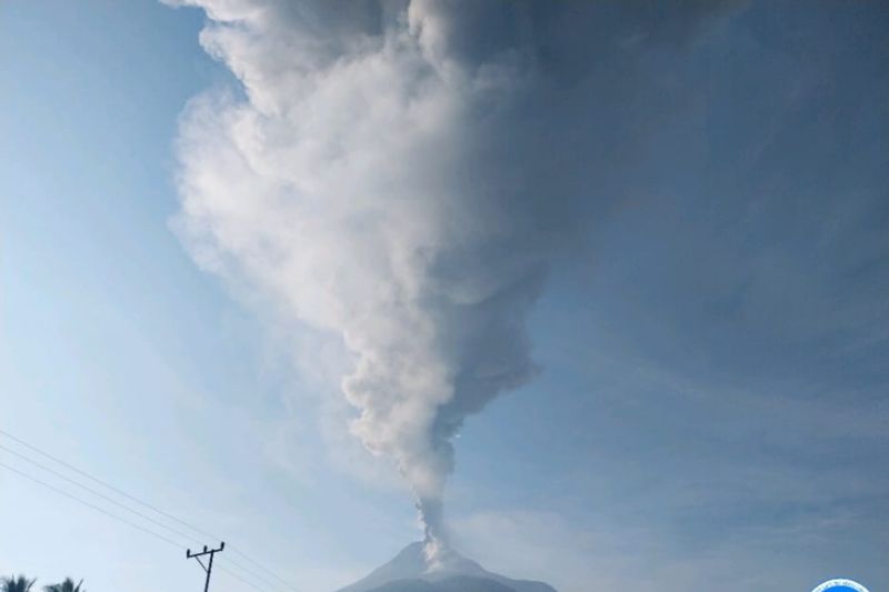 Waspadai Erupsi Gunung Lewotobi Laki-laki Setinggi 1.500 Meter