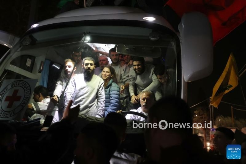 Arsip foto - Sebuah bus yang mentransfer tahanan Palestina tiba di kota Tepi Barat Al-Bireh, 26 November 2023. Sekitar 30 tahanan Palestina yang dibebaskan oleh Israel tiba di Tepi Barat pada Minggu, menyusul pembebasan 17 sandera oleh Hamas pada putaran kedua pertukaran tahanan-sandera di bawah kesepakatan gencatan senjata antara Israel dan Hamas. (ANTARA/Xinhua/Nidal Eshtayeh/pri.)
