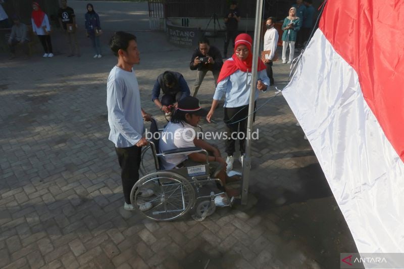 Penyandang disabilitas menjadi petugas pengibaran Bendera Merah Putih dalam rangka memperingati HUT ke-79 Kemerdekaan Republik Indonesia di Kantor Desa Taman Ayu, Kabupaten Lombok Barat, Nusa Tenggara Barat, Sabtu (17/8/2024). (ANTARA/Sugiharto Purnama)