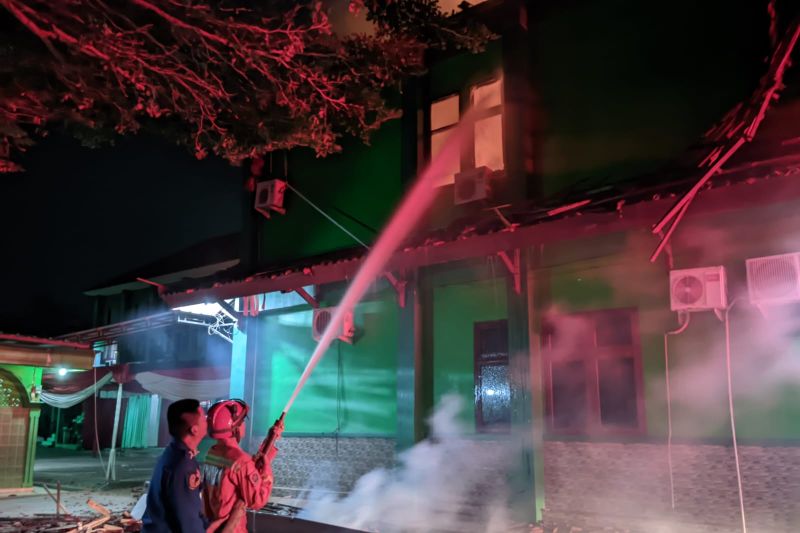Pemadam Kebakaran Turunkan 30 Personel Atasi Kebakaran Kemenag Bandarlampung