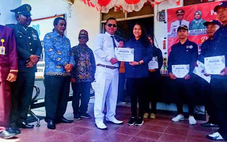 Pemberian Penghargaan Warnai Peringatan HUT RI ke-79 di Kecamatan Bataguh