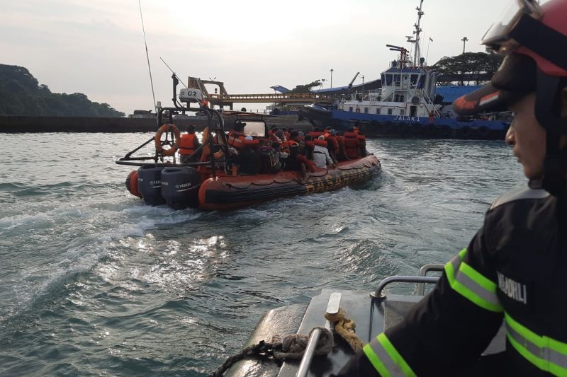Tim Pencarian dan Pertolongan atau SAR Banten mencari korban hilang di Perairan Selat Sunda. (ANTARA,/HO-Basarnas)