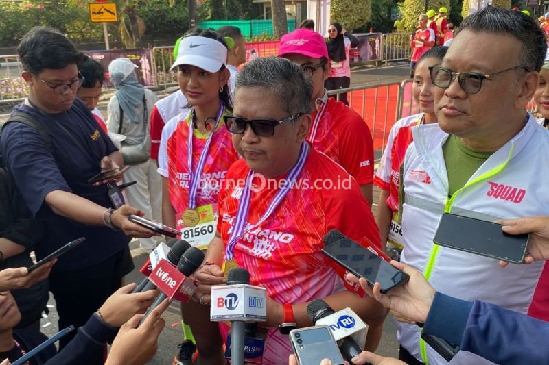 Sekretaris Jenderal PDIP Hasto Kristiyanto menjawab pertanyaan wartawan di Parkir Timur Senayan, kompleks Stadion Utama Gelora Bung Karno (SUGBK), Jakarta, Minggu (18/8/2024). ANTARA/Fath Putra Mulya