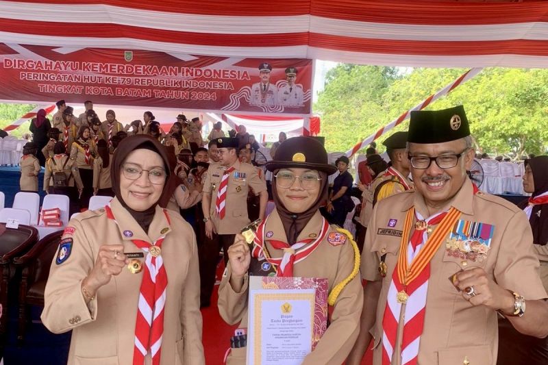 Sekretaris Kota Batam sematkan penghargaan Pramuka Garuda