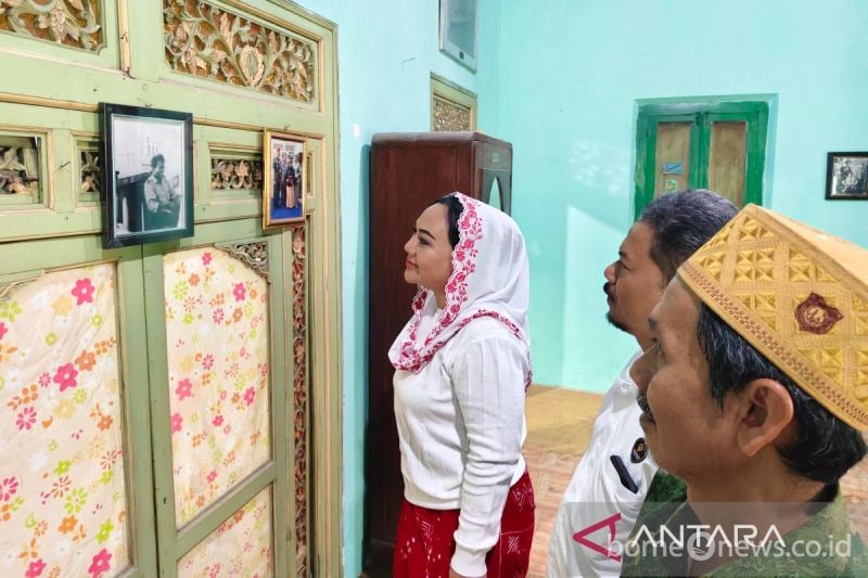 Pendiri Diwa Foundation Diah Warih Anjari saat berkunjung ke kediaman masa kecil Slamet Riyadi di Solo Jawa Tengah,l Minggu (18/8/2024). ANTARA/Aris Wasita.