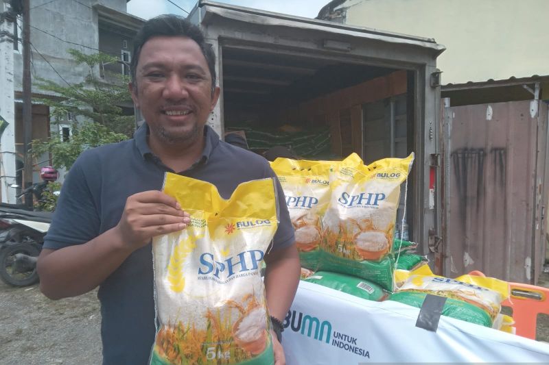 Pempinan Kantor Cabang Bulog Medan Rafki Ismael. (ANTARA/ M. Sahbainy Nasution)