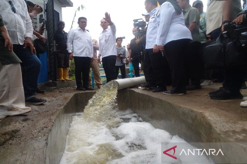 Wakil Menteri Pertanian Sudaryono (kiri) ketika meninjau irigasi dari hasil program pompanisasi di Kecamatan Percut Sei Tuan, Kabupaten Deli Serdang, Sumatera Utara. (ANTARA/ M. Sahbainy Nasution)