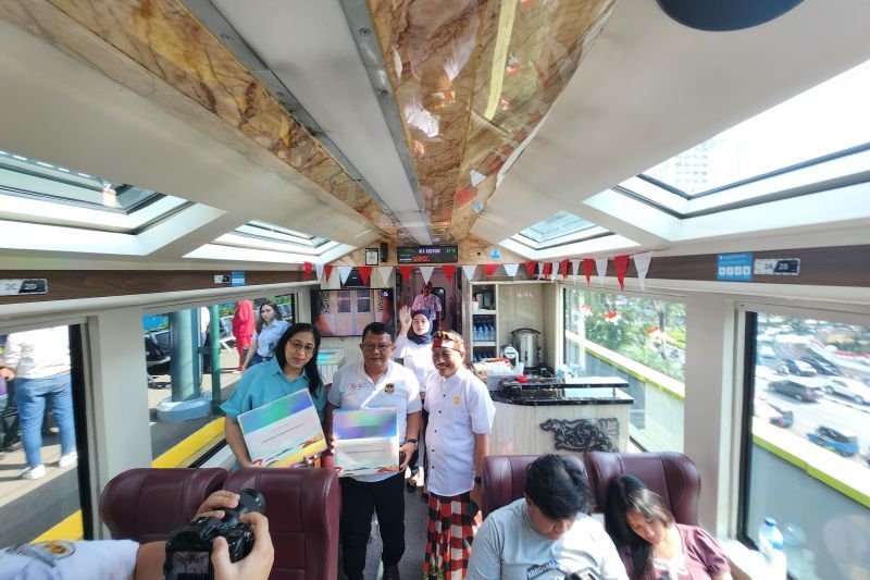 Pembagian hadiah spesial untuk penumpang di Kereta Panoramic relasi Gambir Banjar pada 14 dan 17 Agustus 2024 oleh KAI Wisata bersama Leka x Veska. (ANTARA/HO-KAI Wisata)