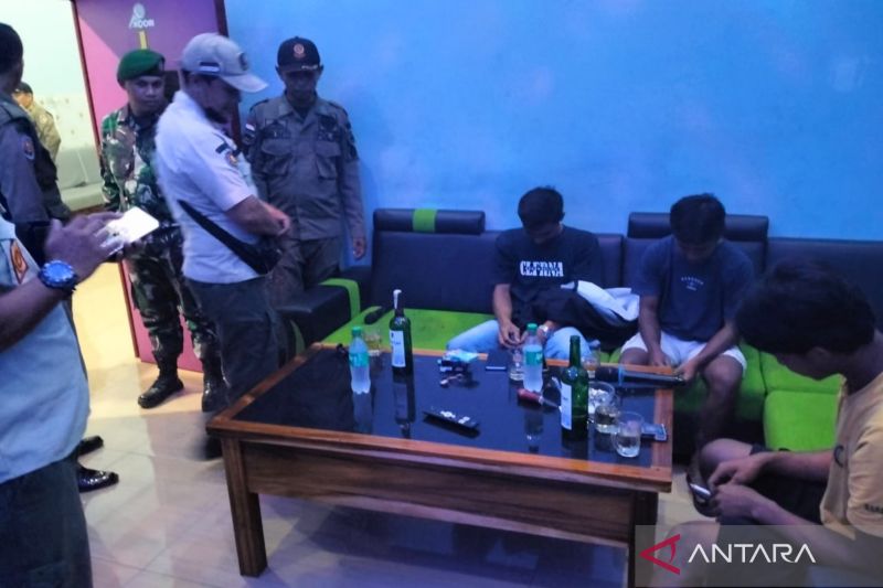 Satpol PP Mukomuko Tutup Karaoke Jual Tuak Tanpa Izin