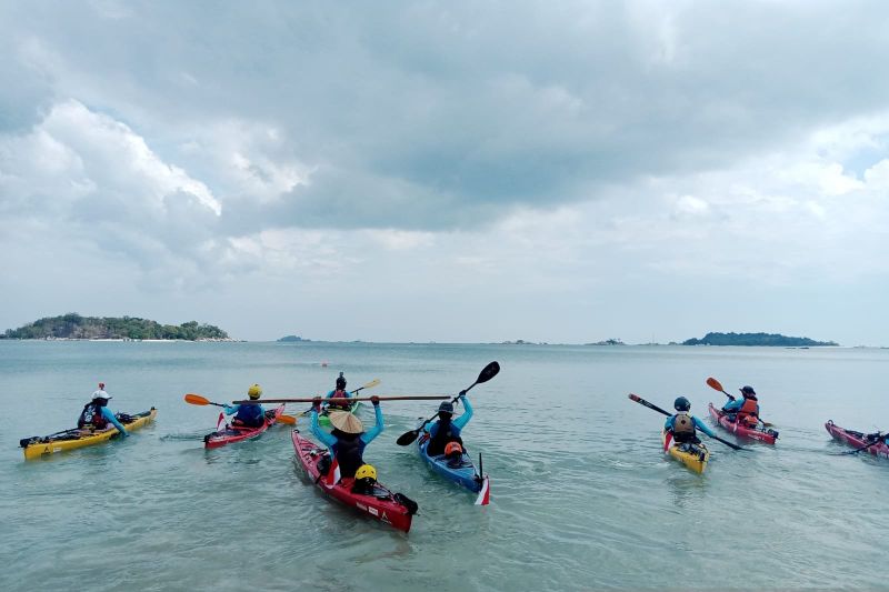 Sembilan pedayung bersiap untuk memulai ekspedisi Dayung Jelajah Nusantara "Belitung Sea Kayak Expedition 2024" mengelilingi Pulau Belitung dengan jarak tempuh 450 kilometer selama 28 hari perjalanan (ANTARA/Kasmono)