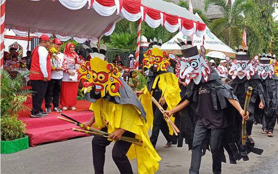 Berlangsung Selama 5 Jam, Pawai Pembangunan di Kotim Sedot Antusias Penonton Meskipun Gerimis