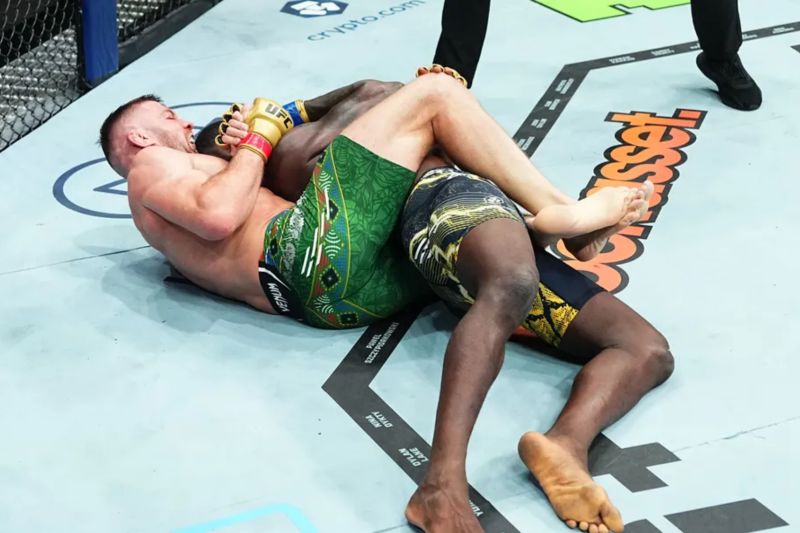 Dricus du Plessis pertahankan gelar juara UFC, tumbangkan Adesanya