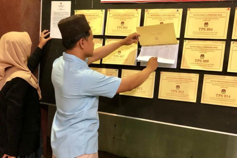 Seorang warga Kabupaten Jepara, Jawa Tengah, melihat daftar pemilih sementara (DPS) Pilkada 2024 yang ditempel panitia pemungutan suara (PPS). ANTARA/HO-KPU Jepara.