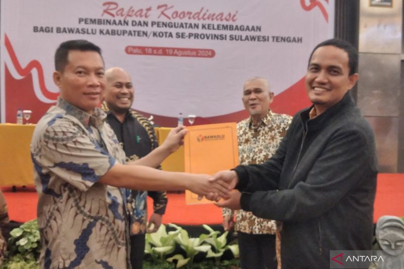 Ketua Bawaslu Sulteng Nasrun (kanan) bersama Kepala Perum LKBN ANTARA Biro Sulteng Andilala (kiri) di Kota Palu, Minggu (18/8/2024). ANTARA/Fauzi Lamboka.