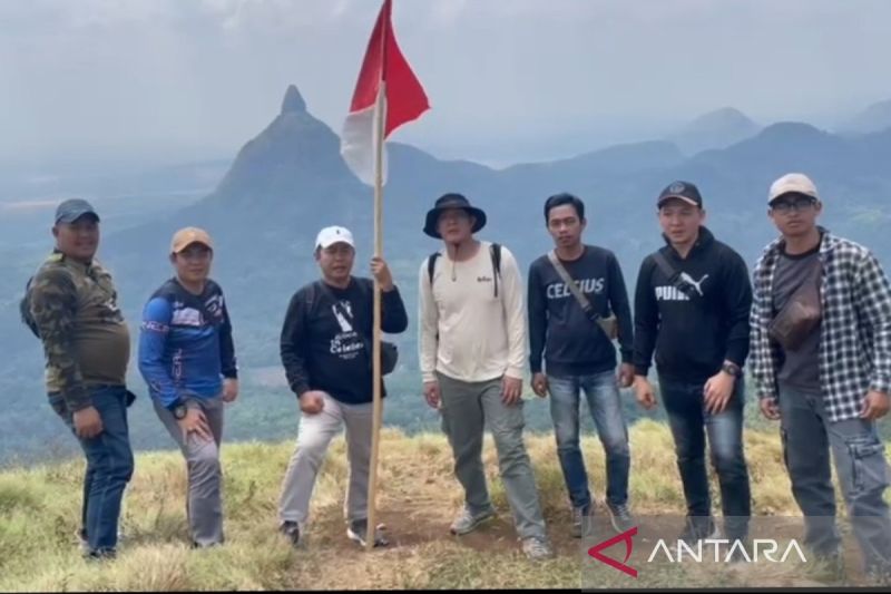 Kejaksaan Negeri Lahat, Sumatera Selatan merayakan Hari Ulang Tahun Republik Indonesia ke-79 tahun dengan mengibarkan bendera merah putih di Bukit Telunjuk. (ANTARA/ HO- Kajari Lahat)