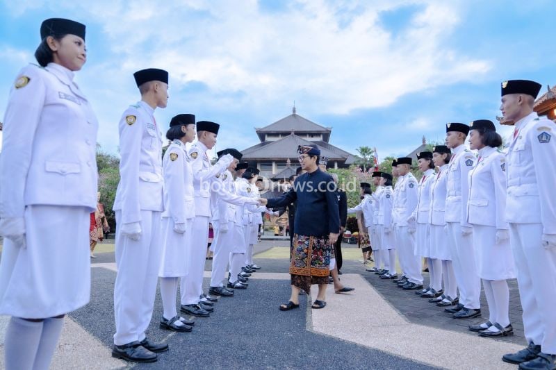 Sekretaris Daerah Badung I Wayan Adi Arnawa berbincang dan bersalaman dengan anggota Paskibra. ANTARA/HO-Humas Pemkab Badung