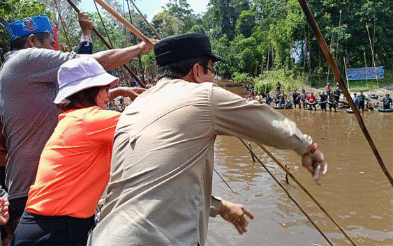 Sekda Barito Timur Buka Festival Nariuk 4 di Desa Pulau Patai