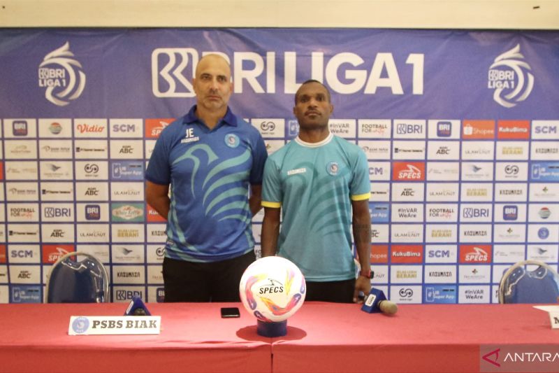 Pelatih PSBS Biak Juan Esnaider (kiri) bersama gelandang Nelson Alom dalam sesi jumpa pers H-1 melawan PSM Makassar di Kuta, Kabupaten Badung, Bali, Kamis (15/8/2024). (ANTARA/HO-PSBS Biak)