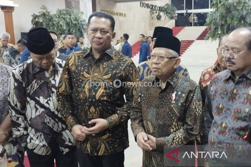 Wakil Presiden Ma'ruf Amin (kanan) bersama Ketua MPR RI Bambang Soesatyo (kiri) di Gedung MPR/DPR/DPD, Jakarta, Minggu (18/8/2024). ANTARA/Bagus Ahmad Rizaldi.