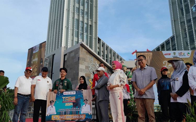 Gubernur Kalteng H Sugianto Sabran membagikan bantuan TABE Wirausaha untuk mahasiswa. Acara ini berlangsung di Bundaran Besar Palangka Raya, Minggu sore, 18 Agustus 2024. (FOTO: MARINI)