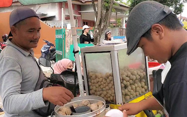 Penjual Pentol Raup Omset 4 Kali Lipat Saat Pawai Pembangunan di Kotim