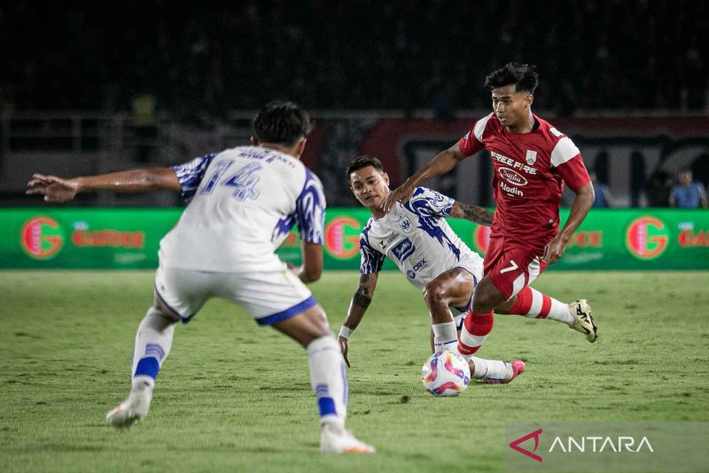 Pesepak bola Persis Solo Irfan Jauhari (kanan) berebut bola dengan pesepak bola PSIS Semarang Paulo Domingos Gali Da Costa Freitas (kedua kiri) pada pertandingan BRI Liga I 2024/2025 di Stadion Manahan, Solo, Jawa Tengah, Sabtu (17/8/2024). PSIS Semarang menang atas Persis Solo dengan skor 1-0. ANTARA FOTO/Mohammad Ayudha/YU