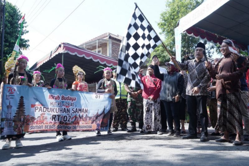 Bupati Bantul Abdul Halim Muslih melepas karnaval kirab budaya di Pedukuhan Saman, Sewon, Kabupaten Bantul, Daerah Istimewa Yogyakarta. Minggu (18/8/2024) (ANTARA/HO-Kominfo Pemkab Bantul)