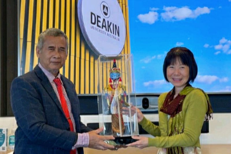 Rektor Unsika, Prof. Dr. H. Ade Maman Suherman, M.Sc, memberikan cenderamata kepada Kepala Kerjasama Internasional Universitas Deakin, Prof. Wanty Widjaya, Ph.D, setelah melakukan penjajakan kesepakatan kerja sama internasional. (ANTARA/HO-Unsika)