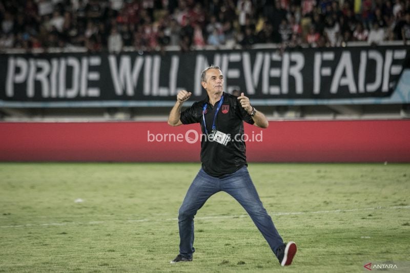 Pelatih Persis Solo Milomir Seslija berselebrasi usai berhasil membawa timnya menang atas Rans Nusantara FC pada pertandingan BRI Liga 1 di Stadion Manahan, Solo, Jawa Tengah, Sabtu (30/3/2024). ANTARA FOTO/Mohammad Ayudha/foc. (ANTARA FOTO/MOHAMMAD AYUDHA)