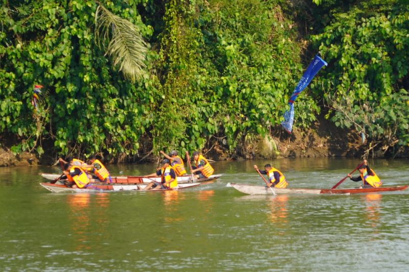 Lomba Perahu Bidar OKU Timur Meriahkan HUT ke-79 RI
