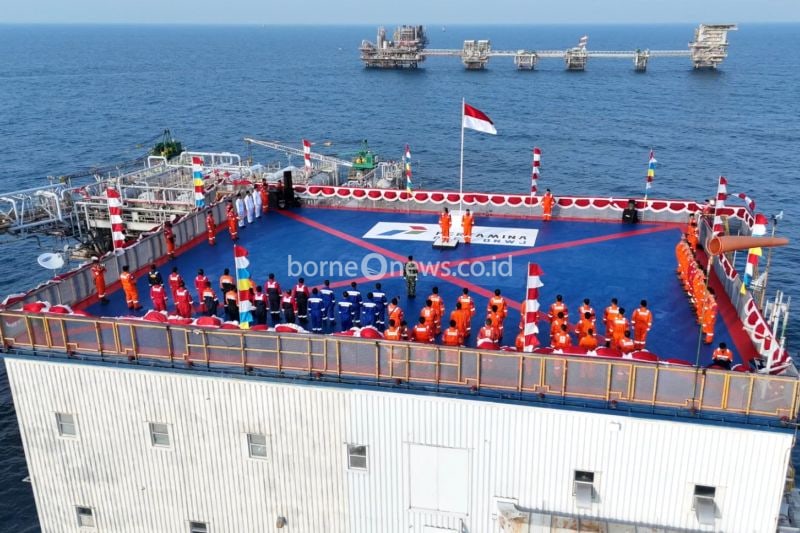 PHE ONWJ melaksanakan upacara peringatan HUT Ke-79 RI dari "central plant flowstations", sebuah fasilitas produksi hulu migas berjarak sekitar 95 kilometer dari bibir pantai utara pulau Jawa, Sabtu (17/8/2024). ANTARA/HO-PHE ONWJ