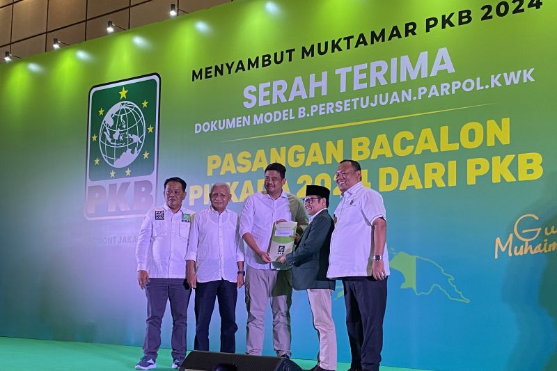 Ketua Umum DPP PKB Muhaimin Iskandar (dua kanan) menyerahkan dokumen B.1-KWK kepada Wali Kota Medan Bobby Nasution (tiga kanan) untuk maju di Pilkada Sumatera Utara 2024 di Jakarta, Minggu (18/8/2024). ANTARA/Fath Putra Mulya.