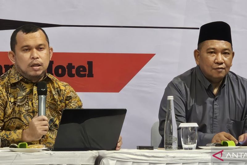 Koordinator Divisi Pencegahan, Partisipasi Masyarakat, dan Humas Bawaslu Kabupaten Malang Muhamad Hazairin (kiri) bersama Ketua Bawaslu Mohammad Wahyudi (kanan) memaparkan 33 indikator kerawanan yang berpotensi muncul di Pilkada 2024, di salah satu hotel di wilayah setempat, Minggu (18/8/2024). (ANTARA/Ananto Pradana)