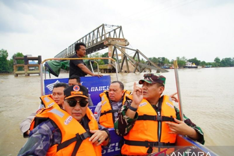 Penjabat Bupati Muba Sandi Fahlepi bersama Pj Gubernur Sumsel Elen Setiadi, Pangdam II Sriwijaya Mayjen TNI M. Naudi Nurdika, dan Kapolda Sumsel Irjen Pol Rachmad Wibowo meninjau lokasi jembatan roboh di Kecamatan Lalan, Muba, Ahad (18-8-2024). (ANTARA/HO/Diskominfo Muba)