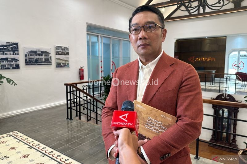 Arsip. Politisi Partai Golkar Ridwan Kamil saat diwawancarai usai mengunjungi ANTARA Heritage Center, Jakarta, Jumat (12/7/2024). ANTARA/Rio Feisal.