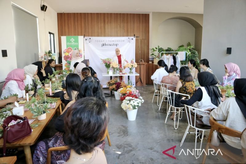 Pemudi Surabaya rayakan HUT RI ke-79 dengan lokakarya bunga