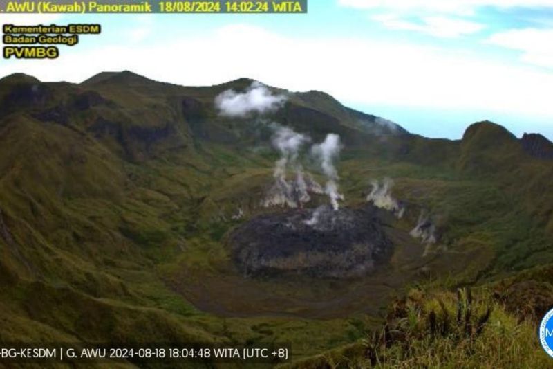 Kawah Gunung Awu yang dipantau periode pukul 12.00-18.00 WITA, Minggu (18/8/2024). ANTARA/HO-Pos Gunung Api Awu