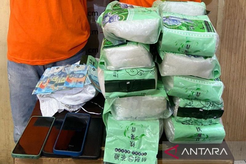 Barang bukti sabu-sabu seberat 20 kilogram masih dalam kemasan plastik, uang tunai dan sejumlah handphone, di Polres Langkat, Sumatera Utara, Jumat (16/8/2024). (ANTARA/Aris Rinaldi Nasution)