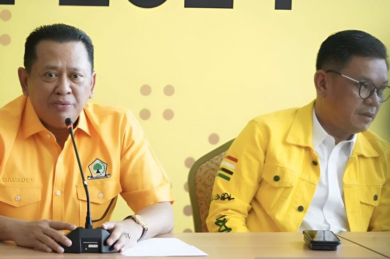 Wakil Ketua Umum Partai Golkar Bambang Soesatyo (kiri) dan Ketua DPP Partai Golkar Ace Hasan Syadzily (kanan) saat konferensi pers di Kantor DPP Partai Golkar, Jakarta, Minggu (18/8/2024). (ANTARA/Instagram/@golkar.indonesia)