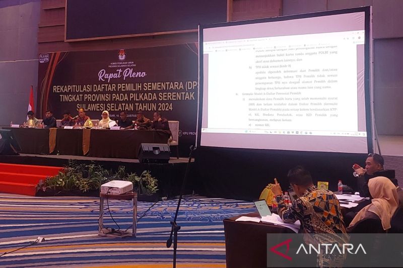 Suasana rapat pleno rekapitulasi Daftar Pemilih Sementara (DPS) tingkat provinsi pada Pilkada serentak oleh KPU Sulsel di Makassar, Sulawesi Selatan, Sabtu (17/8/2024). ANTARA.