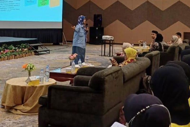 Ketua FORPAK Banten Ratu Syafitri Muhayati, saat kegiatan orientasi studi mahasiswa baru di Universitas Terbuka Serang, Kota Tangerang, Banten, Minggu (18/8/2024). (ANTARA/HO-Pemprov Banten)