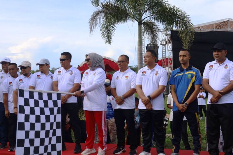 Penjabat (Pj) Bupati Nagan Raya, Aceh, Fitriany Farhas membuka kegiatan jalan sehat yang diselenggarakan oleh KIP Nagan Raya, sebagai upaya melaksanakan sosialisasi Pilkada 2024 kepada ribuan masyarakat di daerah tersebut, Ahad (18/8/2024). (ANTARA/HO)