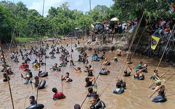 Festival Nariuk 4 di Lubuk Ulu Padang Desa Pulau Patai Kabupaten Barito Timur, Minggu, 18 Agustus 2024. (FOTO: BOLE MALO)