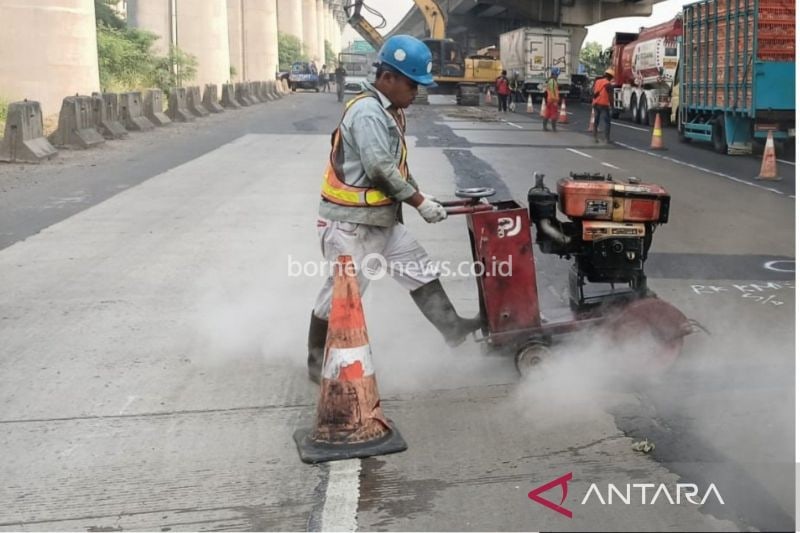 Pekerjaan rekonstruksi jalan di Ruas Tol Jakarta-Cikampek. (ANTARA/Pradita Kurniawan Syah).