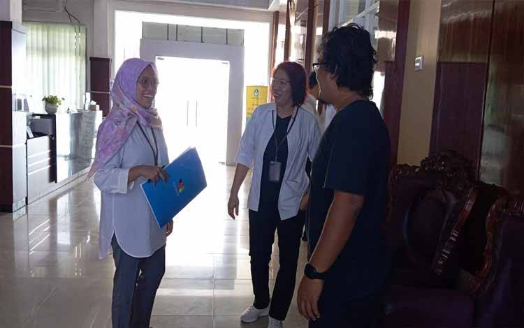Penerjemah Ahli Muda Balai Bahasa Provinsi Kalimantan Tengah, Rensi Sisilda (tengah) berbincang dengan salah seorang ilustrator yang turut terlibat dalam pembuatan buku cerita anak dwibahasa 2024.(FOTO: TESTI PRISCILLA_