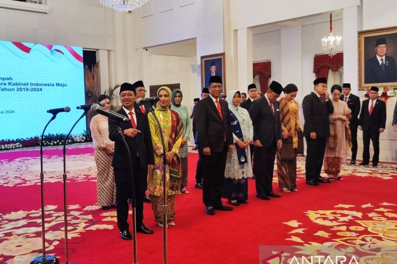 Supratman Andi Atgas (ketiga dari kiri) bersiap dilantik sebagai Menteri Hukum dan Hak Asasi Manusia di Istana Negara Jakarta, Senim (19/8/2024). ANTARA/Mentari Dwi Gayati