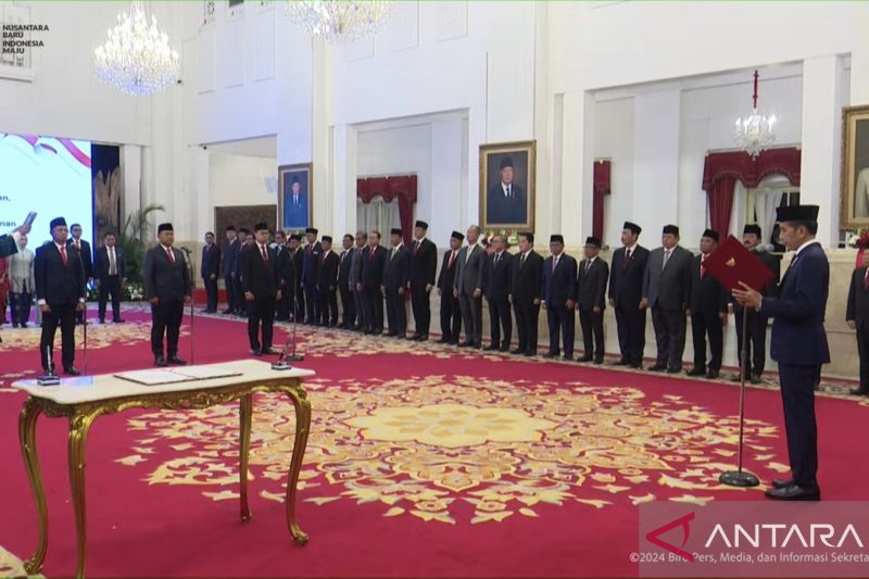 Tangkapan layar - Dadan Hindayana (tengah) saat dilantik oleh Presdien Joko Widodo sebagai Kepala Badan Gizi Nasional, dalam acara pelantikan menteri dan kepala badan di Istana Negara Jakarta, Senin (19/8/2024). ANTARA/Andi Firdaus.