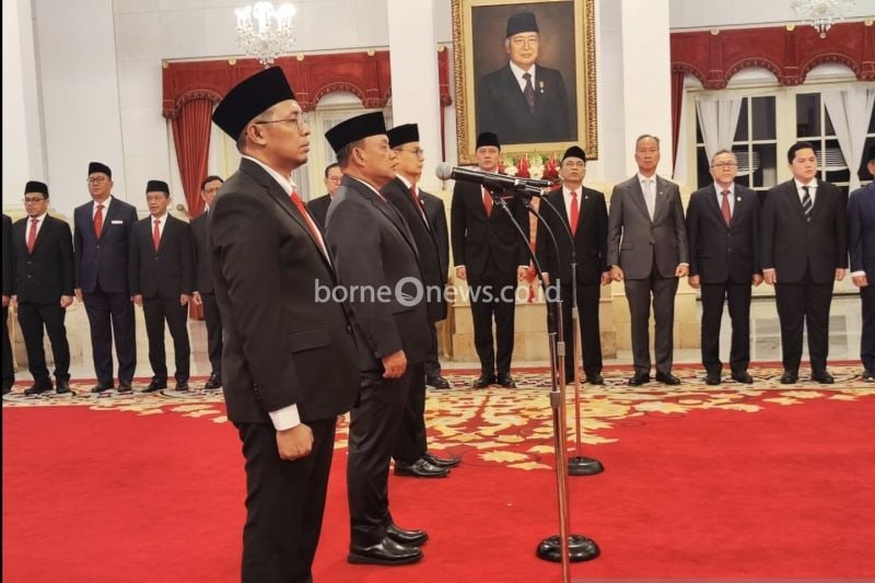 Hasan Nasbi saat dilantik oleh Presiden Joko Widodo sebagai Kepala Kantor Komunikasi Kepresidenan, dalam acara pelantikan menteri dan kepala badan di Istana Negara, Jakarta, Senin (19/8/2024). (ANTARA/Mentari Dwi Gayati)